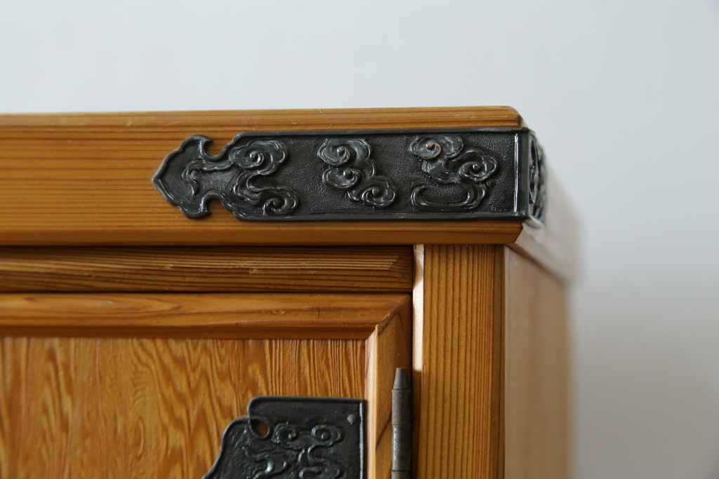 中古　美品　屋久杉　松や梅の彫刻金具がアクセントの茶箪笥　(S-086223)