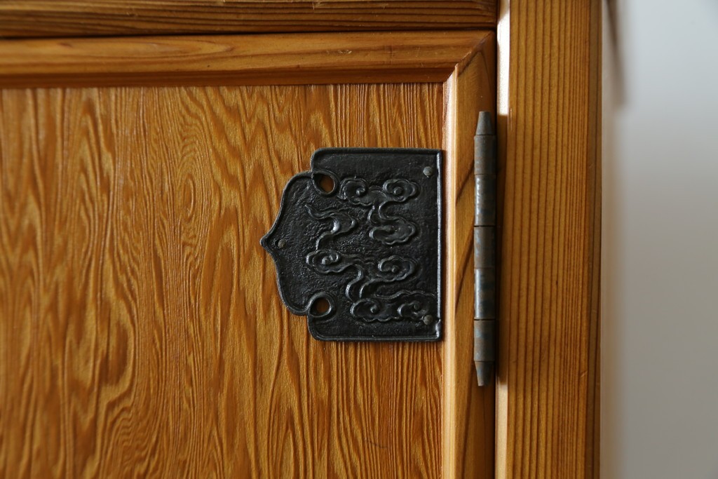 中古　美品　屋久杉　松や梅の彫刻金具がアクセントの茶箪笥　(S-086223)