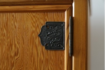 中古　美品　屋久杉　松や梅の彫刻金具がアクセントの茶箪笥　(S-086223)