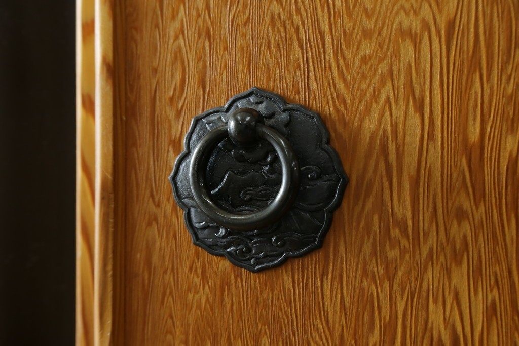 中古　美品　屋久杉　松や梅の彫刻金具がアクセントの茶箪笥　(S-086223)