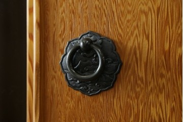 中古　美品　屋久杉　松や梅の彫刻金具がアクセントの茶箪笥　(S-086223)