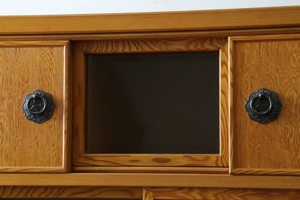 中古　美品　屋久杉　松や梅の彫刻金具がアクセントの茶箪笥　(S-086223)