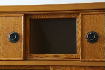 中古　美品　屋久杉　松や梅の彫刻金具がアクセントの茶箪笥　(S-086223)