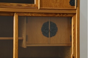 中古　美品　屋久杉　松や梅の彫刻金具がアクセントの茶箪笥　(S-086223)