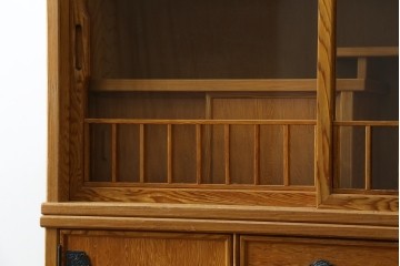 中古　美品　屋久杉　松や梅の彫刻金具がアクセントの茶箪笥　(S-086223)