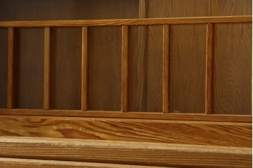 中古　美品　屋久杉　松や梅の彫刻金具がアクセントの茶箪笥　(S-086223)