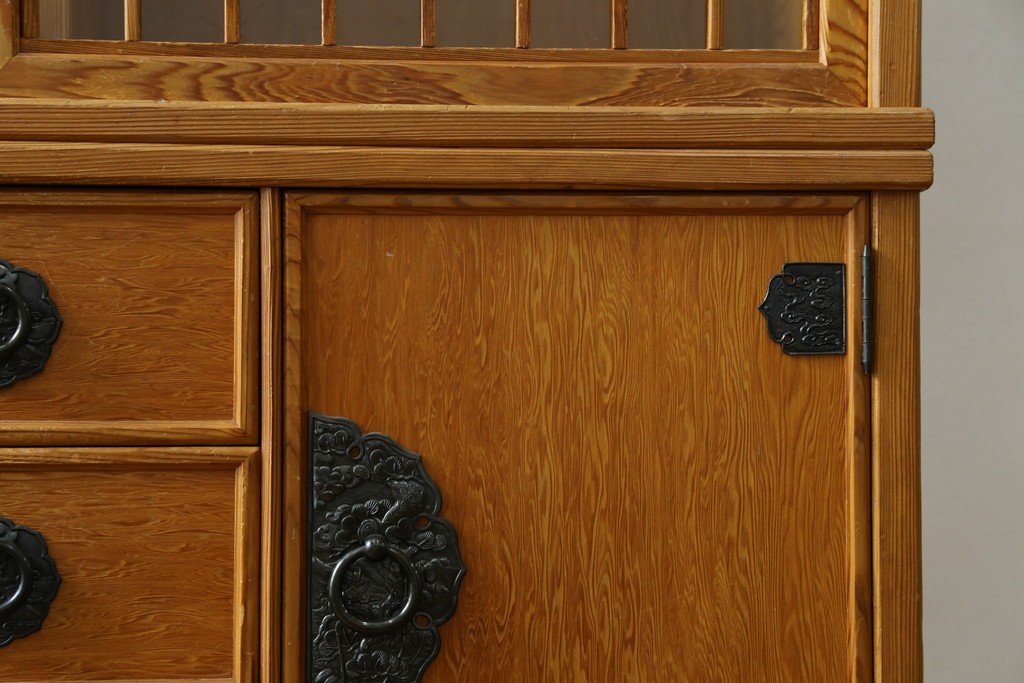 中古　美品　屋久杉　松や梅の彫刻金具がアクセントの茶箪笥　(S-086223)