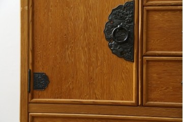 中古　美品　屋久杉　松や梅の彫刻金具がアクセントの茶箪笥　(S-086223)