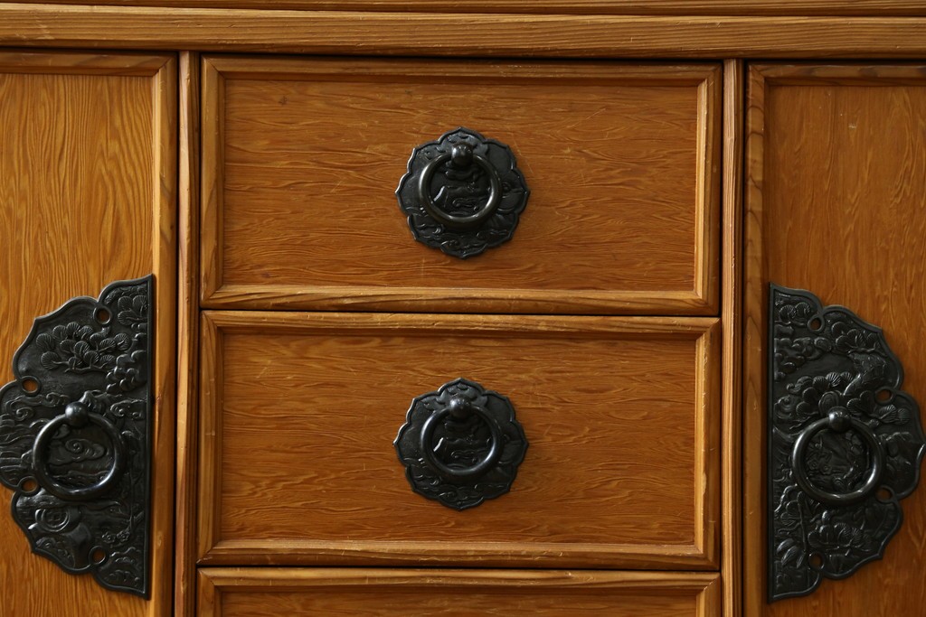 中古　美品　屋久杉　松や梅の彫刻金具がアクセントの茶箪笥　(S-086223)