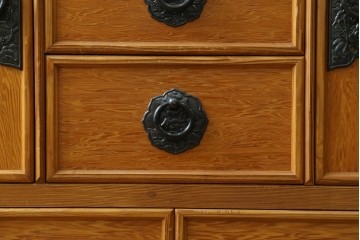 中古　美品　屋久杉　松や梅の彫刻金具がアクセントの茶箪笥　(S-086223)