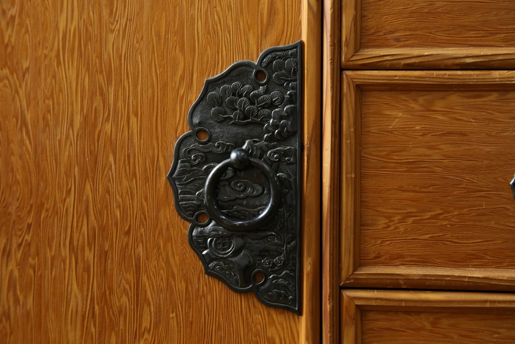 中古　美品　屋久杉　松や梅の彫刻金具がアクセントの茶箪笥　(S-086223)