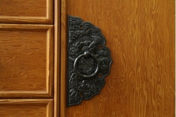 中古　美品　屋久杉　松や梅の彫刻金具がアクセントの茶箪笥　(S-086223)