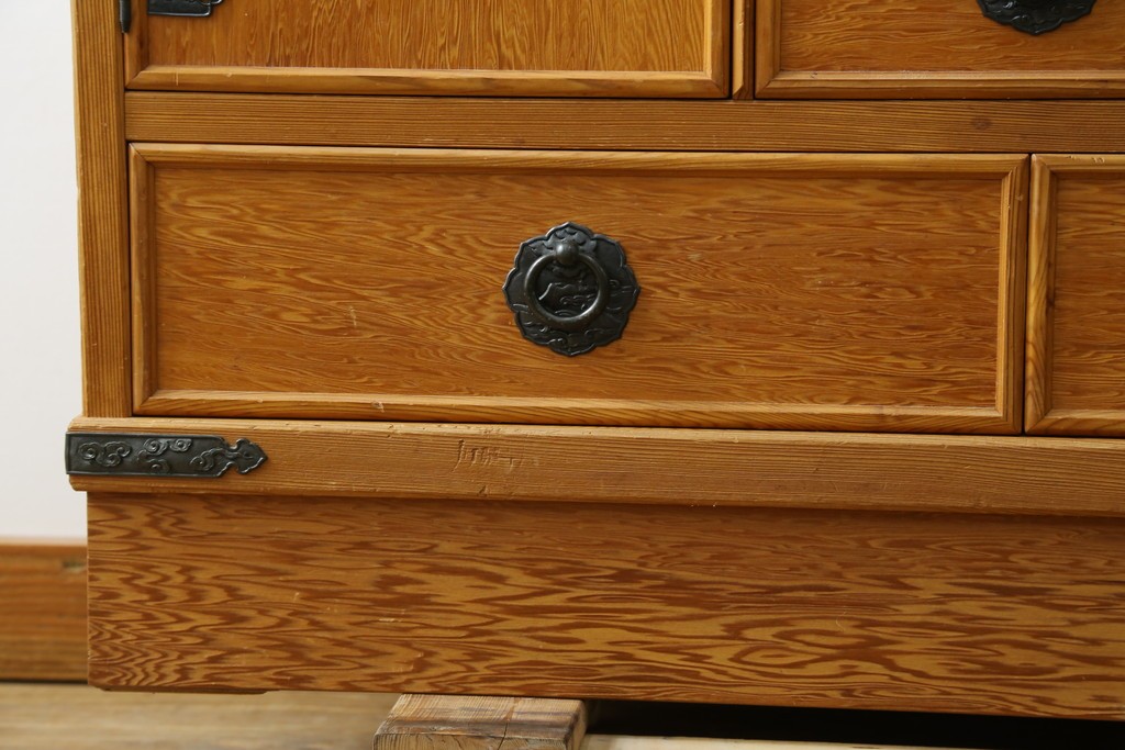 中古　美品　屋久杉　松や梅の彫刻金具がアクセントの茶箪笥　(S-086223)