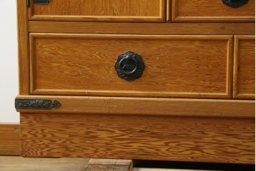 中古　美品　屋久杉　松や梅の彫刻金具がアクセントの茶箪笥　(S-086223)