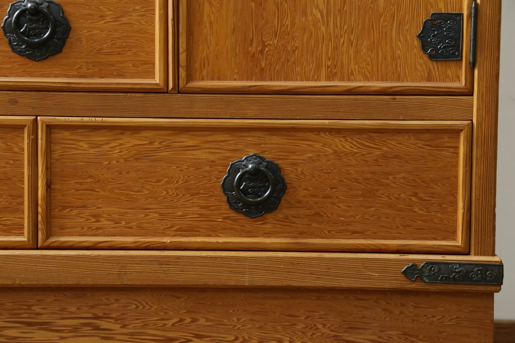 中古　美品　屋久杉　松や梅の彫刻金具がアクセントの茶箪笥　(S-086223)