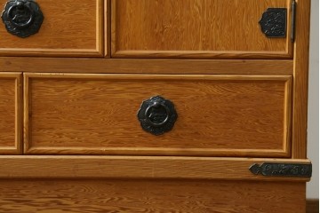 中古　美品　屋久杉　松や梅の彫刻金具がアクセントの茶箪笥　(S-086223)