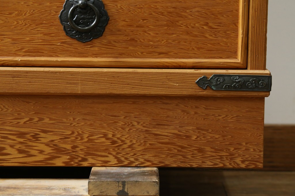 中古　美品　屋久杉　松や梅の彫刻金具がアクセントの茶箪笥　(S-086223)