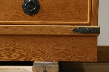 中古　美品　屋久杉　松や梅の彫刻金具がアクセントの茶箪笥　(S-086223)