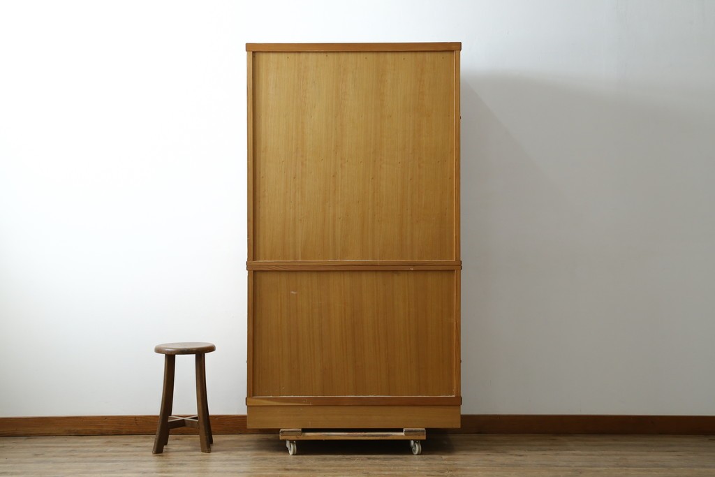 中古　美品　屋久杉　松や梅の彫刻金具がアクセントの茶箪笥　(S-086223)