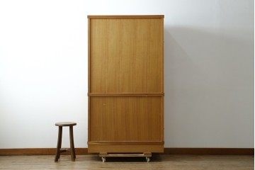 中古　美品　屋久杉　松や梅の彫刻金具がアクセントの茶箪笥　(S-086223)