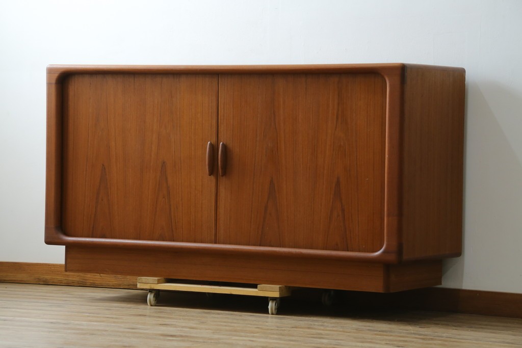 デンマークヴィンテージ　美品　Dyrlund(デューロン)　チーク材　丸みのあるシルエットが美しいシャッター扉(蛇腹扉)のサイドボード　(S-086930)
