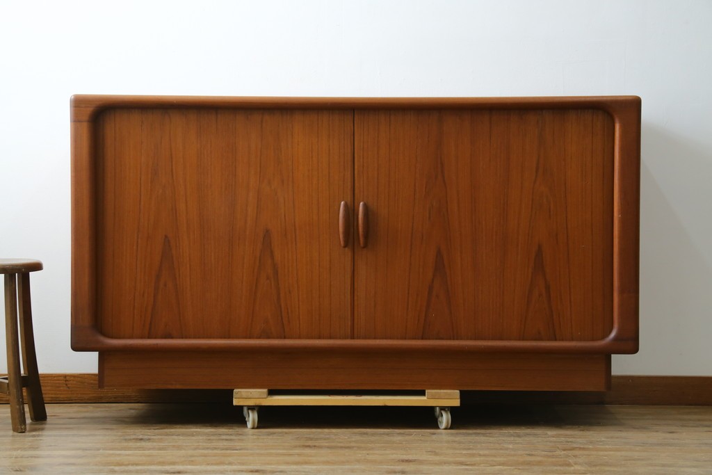 デンマークヴィンテージ　美品　Dyrlund(デューロン)　チーク材　丸みのあるシルエットが美しいシャッター扉(蛇腹扉)のサイドボード　(S-086930)