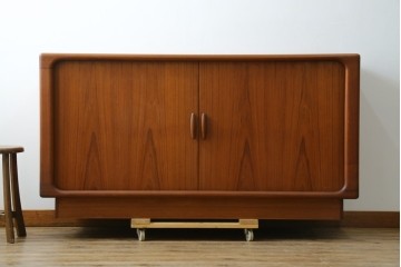 デンマークヴィンテージ　美品　Dyrlund(デューロン)　チーク材　丸みのあるシルエットが美しいシャッター扉(蛇腹扉)のサイドボード　(S-086930)