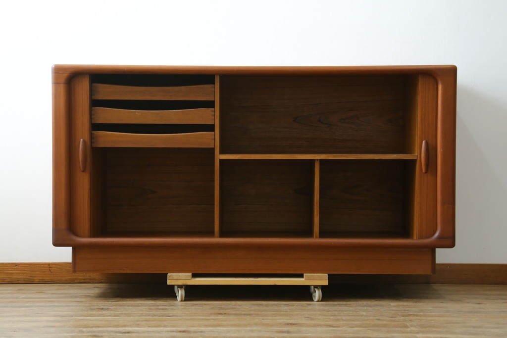 デンマークヴィンテージ　美品　Dyrlund(デューロン)　チーク材　丸みのあるシルエットが美しいシャッター扉(蛇腹扉)のサイドボード　(S-086930)
