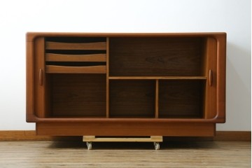 デンマークヴィンテージ　美品　Dyrlund(デューロン)　チーク材　丸みのあるシルエットが美しいシャッター扉(蛇腹扉)のサイドボード　(S-086930)
