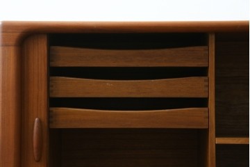 デンマークヴィンテージ　美品　Dyrlund(デューロン)　チーク材　丸みのあるシルエットが美しいシャッター扉(蛇腹扉)のサイドボード　(S-086930)