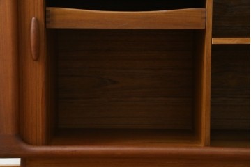 デンマークヴィンテージ　美品　Dyrlund(デューロン)　チーク材　丸みのあるシルエットが美しいシャッター扉(蛇腹扉)のサイドボード　(S-086930)