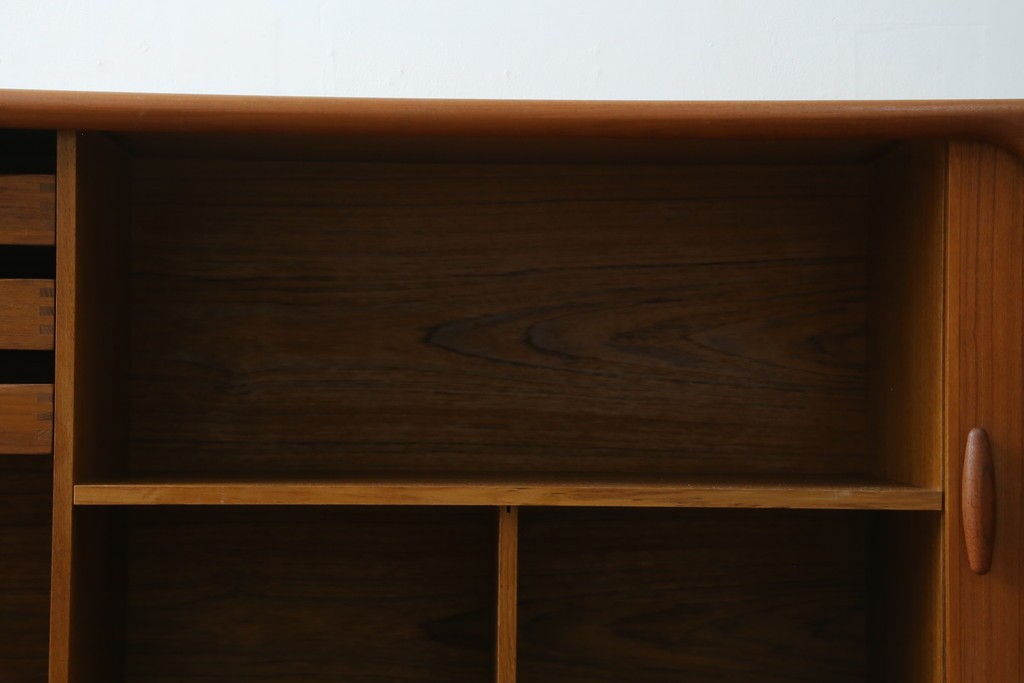 デンマークヴィンテージ　美品　Dyrlund(デューロン)　チーク材　丸みのあるシルエットが美しいシャッター扉(蛇腹扉)のサイドボード　(S-086930)