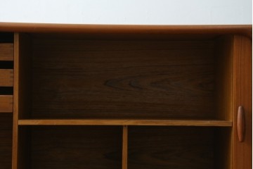 デンマークヴィンテージ　美品　Dyrlund(デューロン)　チーク材　丸みのあるシルエットが美しいシャッター扉(蛇腹扉)のサイドボード　(S-086930)