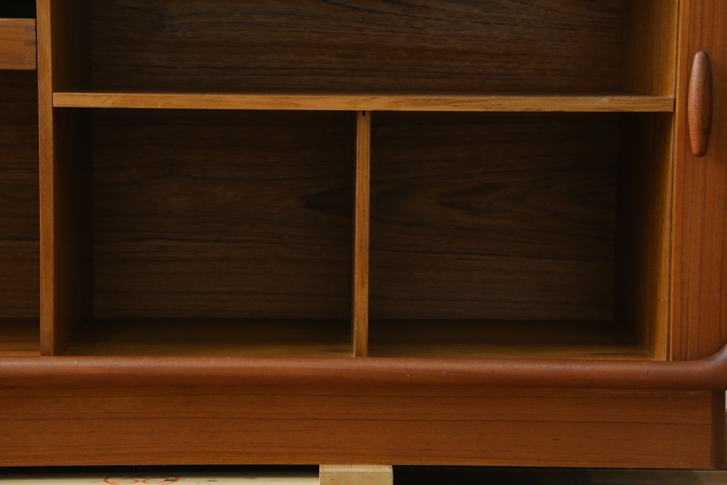 デンマークヴィンテージ　美品　Dyrlund(デューロン)　チーク材　丸みのあるシルエットが美しいシャッター扉(蛇腹扉)のサイドボード　(S-086930)