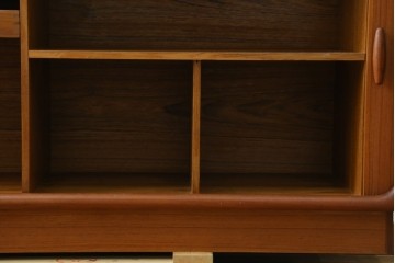 デンマークヴィンテージ　美品　Dyrlund(デューロン)　チーク材　丸みのあるシルエットが美しいシャッター扉(蛇腹扉)のサイドボード　(S-086930)