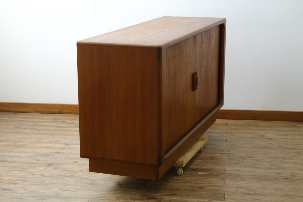 デンマークヴィンテージ　美品　Dyrlund(デューロン)　チーク材　丸みのあるシルエットが美しいシャッター扉(蛇腹扉)のサイドボード　(S-086930)