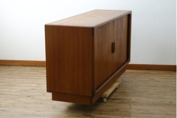 デンマークヴィンテージ　美品　Dyrlund(デューロン)　チーク材　丸みのあるシルエットが美しいシャッター扉(蛇腹扉)のサイドボード　(S-086930)