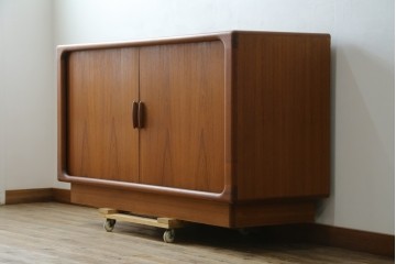 デンマークヴィンテージ　美品　Dyrlund(デューロン)　チーク材　丸みのあるシルエットが美しいシャッター扉(蛇腹扉)のサイドボード　(S-086930)