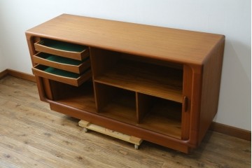 デンマークヴィンテージ　美品　Dyrlund(デューロン)　チーク材　丸みのあるシルエットが美しいシャッター扉(蛇腹扉)のサイドボード　(S-086930)