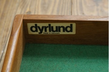 デンマークヴィンテージ　美品　Dyrlund(デューロン)　チーク材　丸みのあるシルエットが美しいシャッター扉(蛇腹扉)のサイドボード　(S-086930)