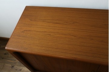 デンマークヴィンテージ　美品　Dyrlund(デューロン)　チーク材　丸みのあるシルエットが美しいシャッター扉(蛇腹扉)のサイドボード　(S-086930)