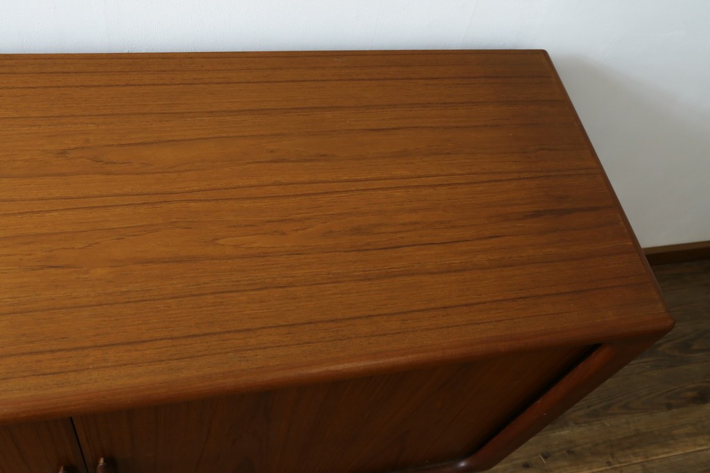 デンマークヴィンテージ　美品　Dyrlund(デューロン)　チーク材　丸みのあるシルエットが美しいシャッター扉(蛇腹扉)のサイドボード　(S-086930)