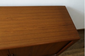 デンマークヴィンテージ　美品　Dyrlund(デューロン)　チーク材　丸みのあるシルエットが美しいシャッター扉(蛇腹扉)のサイドボード　(S-086930)