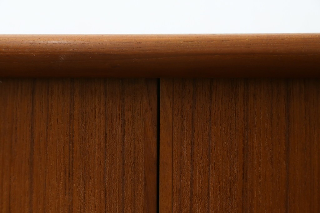 デンマークヴィンテージ　美品　Dyrlund(デューロン)　チーク材　丸みのあるシルエットが美しいシャッター扉(蛇腹扉)のサイドボード　(S-086930)