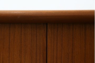 デンマークヴィンテージ　美品　Dyrlund(デューロン)　チーク材　丸みのあるシルエットが美しいシャッター扉(蛇腹扉)のサイドボード　(S-086930)