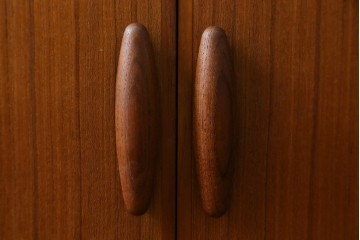 デンマークヴィンテージ　美品　Dyrlund(デューロン)　チーク材　丸みのあるシルエットが美しいシャッター扉(蛇腹扉)のサイドボード　(S-086930)