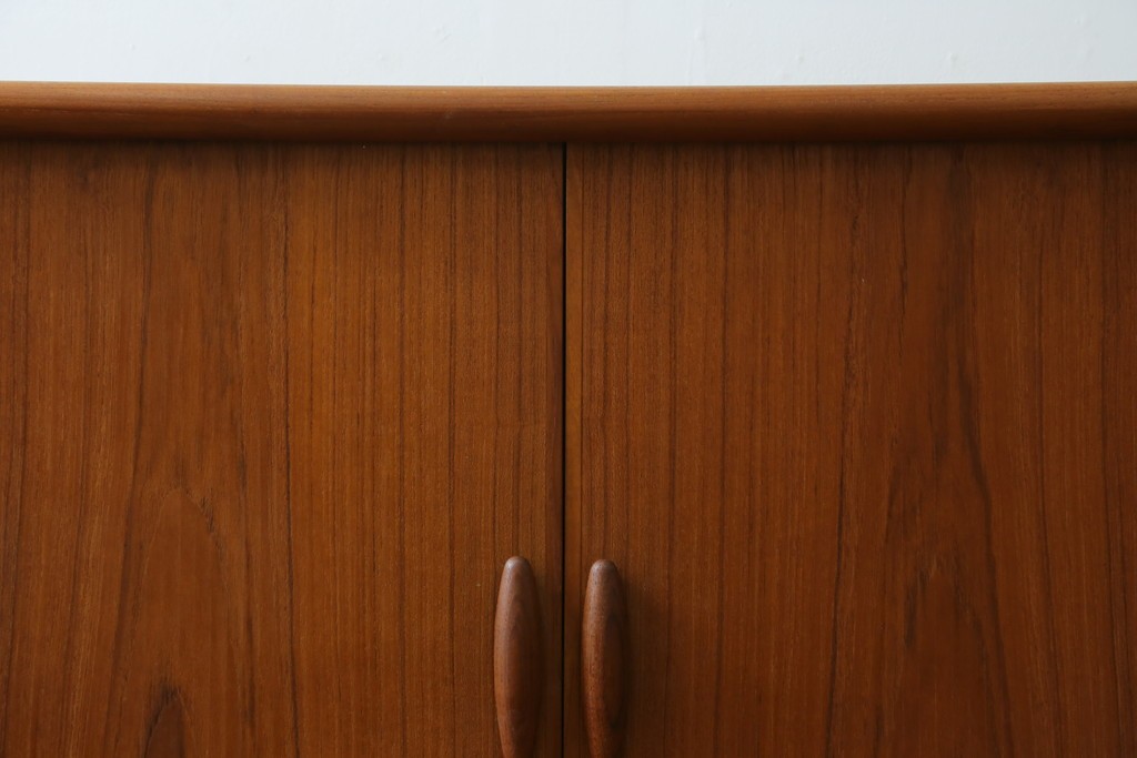 デンマークヴィンテージ　美品　Dyrlund(デューロン)　チーク材　丸みのあるシルエットが美しいシャッター扉(蛇腹扉)のサイドボード　(S-086930)