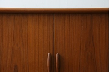 デンマークヴィンテージ　美品　Dyrlund(デューロン)　チーク材　丸みのあるシルエットが美しいシャッター扉(蛇腹扉)のサイドボード　(S-086930)