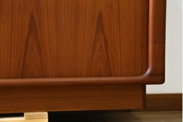 デンマークヴィンテージ　美品　Dyrlund(デューロン)　チーク材　丸みのあるシルエットが美しいシャッター扉(蛇腹扉)のサイドボード　(S-086930)