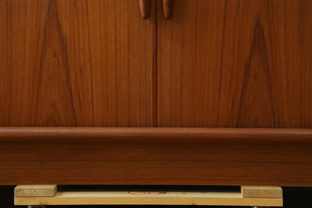 デンマークヴィンテージ　美品　Dyrlund(デューロン)　チーク材　丸みのあるシルエットが美しいシャッター扉(蛇腹扉)のサイドボード　(S-086930)